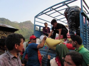 भूकम्पपीडितहरुलाई राहत वितरण गरिँदै 