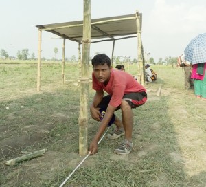 नेकपा माओवादी चितवनका सेक्रेटरी विश्वनाथ थारु महेश टहरा बनाउन नापजाच गर्दै