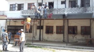 मालपोत कार्यालय चितवनको भाथिल्लो तलामा भूकम्पले क्षति पु¥याएपछि त्यस ठाउँको सामान सुरक्षित ठाउँमा सार्दै सशस्त्र प्रहरी र कार्यालयका कर्मचारीहरु ।