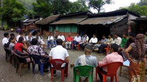 भूकम्पबाट पीडित भइ ‘रातो कार्ड’ पाएकालाई सहयोग गर्न चण्डिभञ्ज्याङमा सर्वदलीय सर्वपक्षीय भूकम्पपीडित सहयोग समितिका सदस्यसँग भेला भएका स्थानीयहरु । समितिले चितवनको नौवटा गाविसमा ५२ लाख रुपैयाँ राहत सहयोग गर्दैछ ।